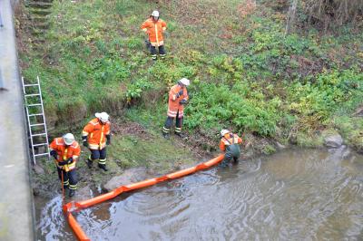 Oppenweiler: Kilometerlange Oelspur durch mehrere Orte und Oel auf der Murr fordern mehrere Feuerwehren ueber Stunden